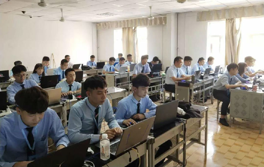 八維教育三個(gè)教學(xué)階段助力學(xué)子贏得企業(yè)青睞