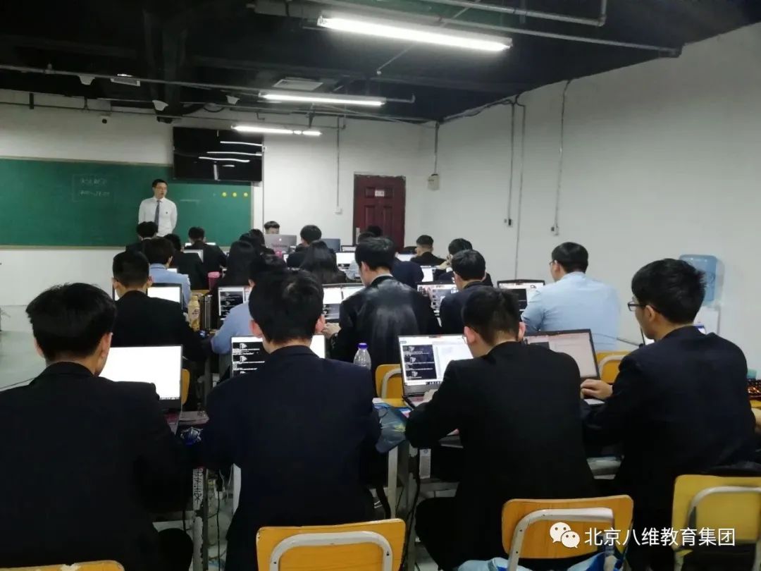 八維教育緊跟時代科技發展趨勢培養互聯網高端IT技術型精英人才