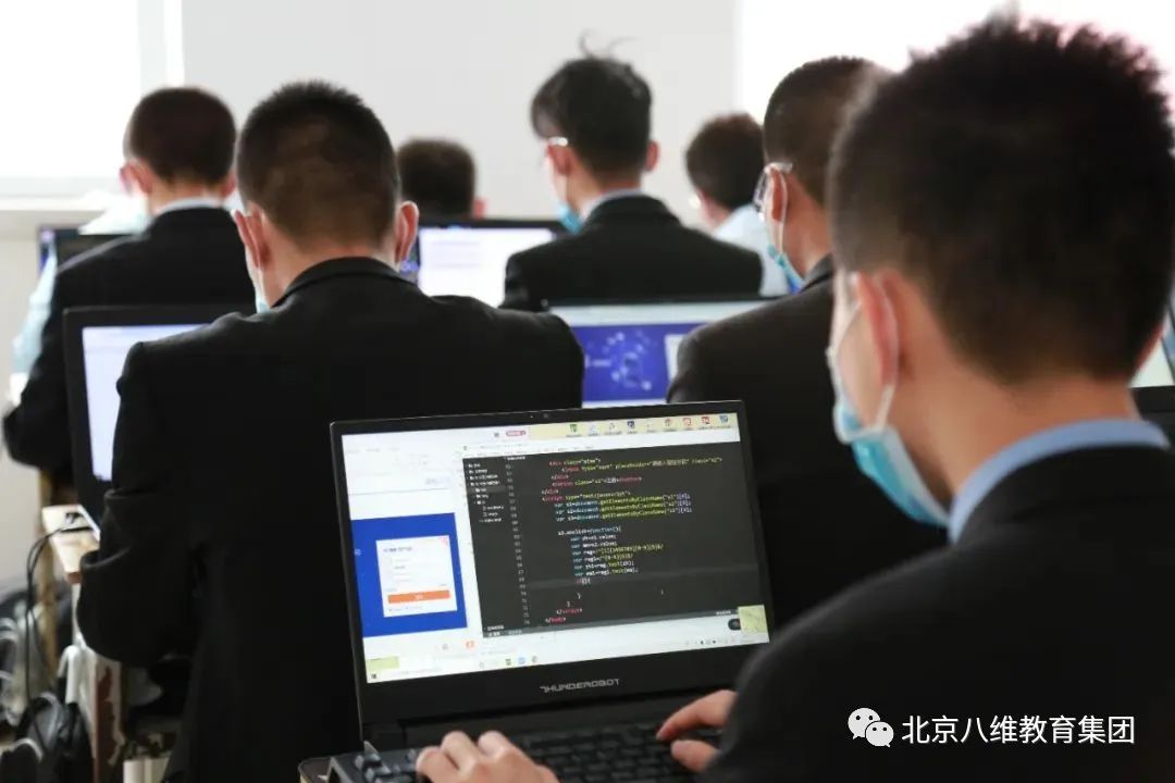 八維教育緊跟時代科技發展趨勢培養互聯網高端IT技術型精英人才