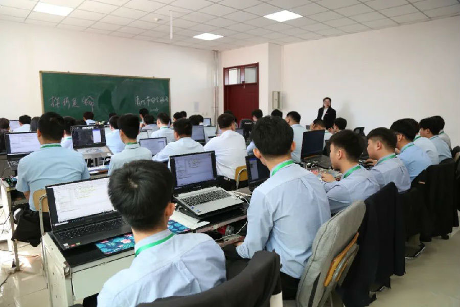 八維學(xué)院堅持以學(xué)生為中心打造云計算行業(yè)精英人才