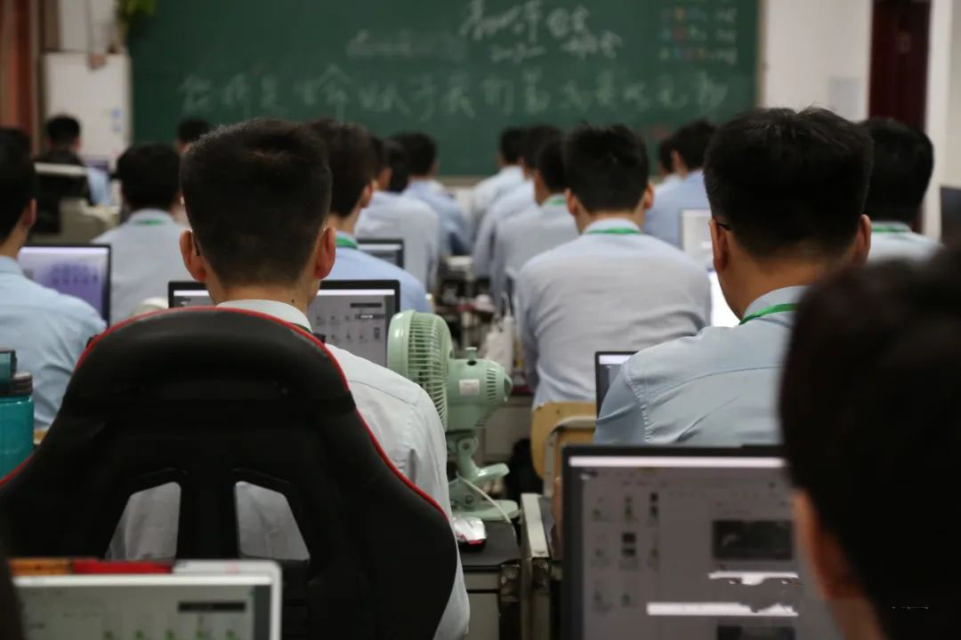 八維學院創新教學模式培養云計算專業人才