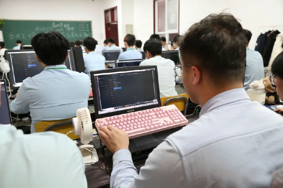 八維學校引領移動互聯發展助力學子成為移動應用開發專家