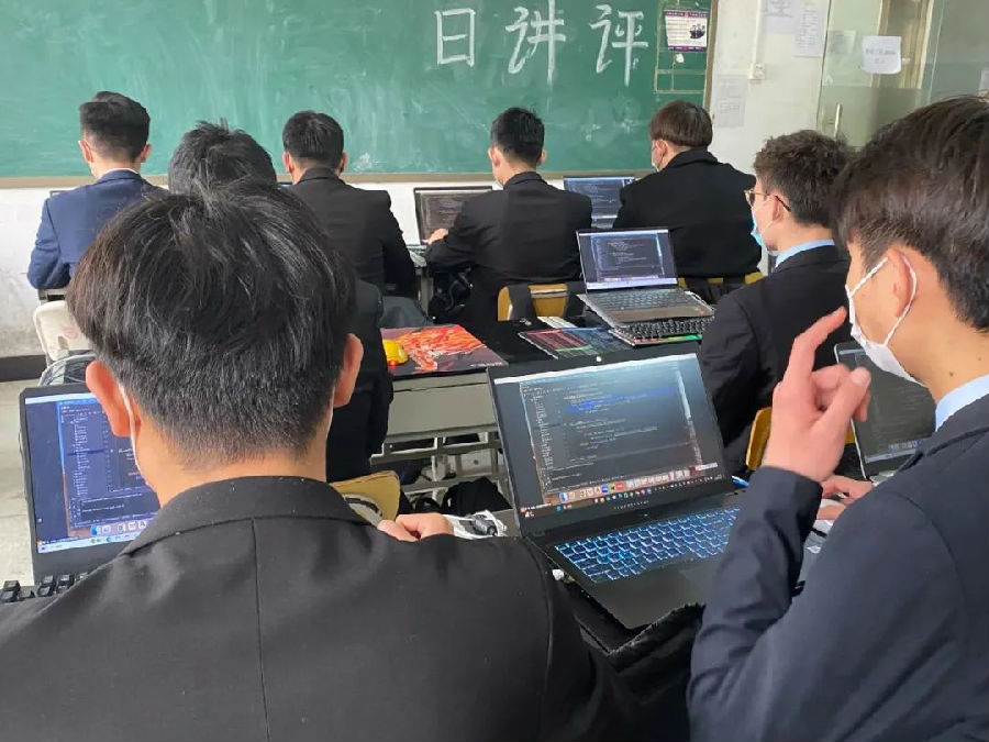 八維教育為學子提供項目實踐讓學子擁有人工智能核心技術