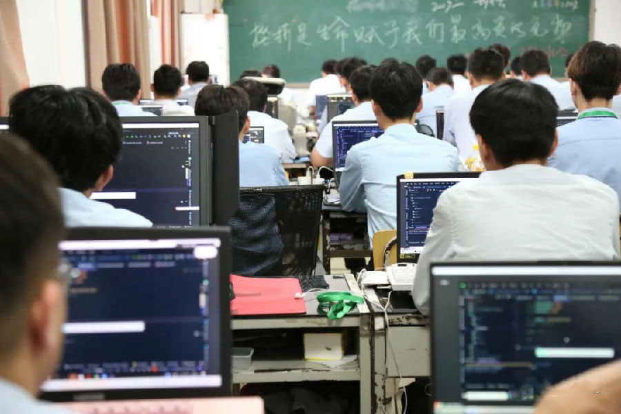 八維學院引領行業趨勢開啟云計算專業培訓讓學子成為職場精英