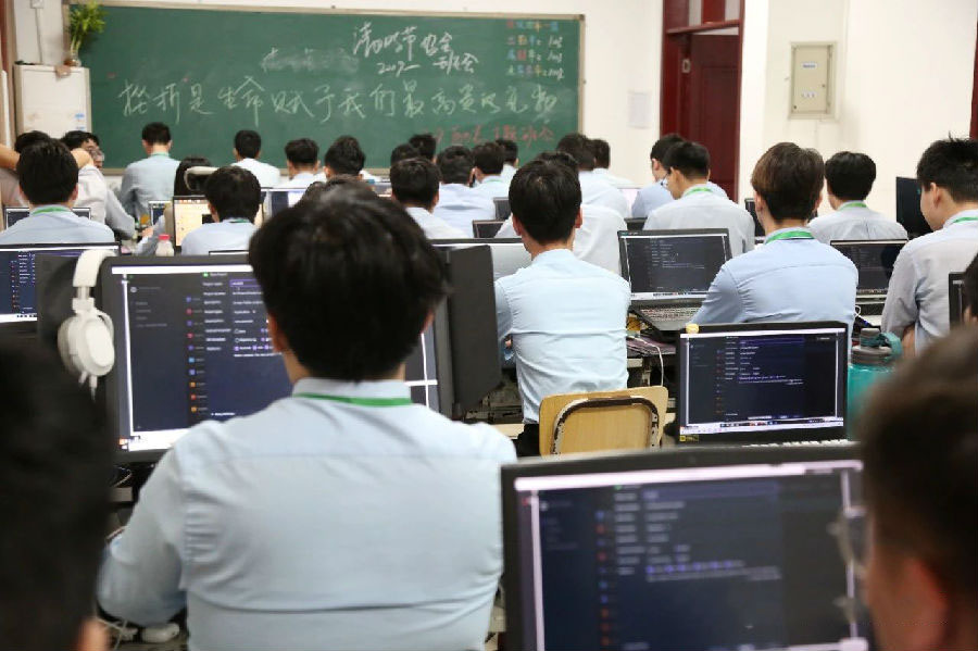 八維學校打造優秀AI人才的搖籃平臺培養具備創新精神的人工智能科技人才