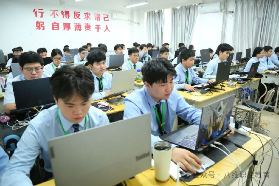 江蘇宿遷八維學(xué)校數(shù)字技術(shù)浪潮的領(lǐng)航者打造未來(lái)數(shù)字精英的搖籃