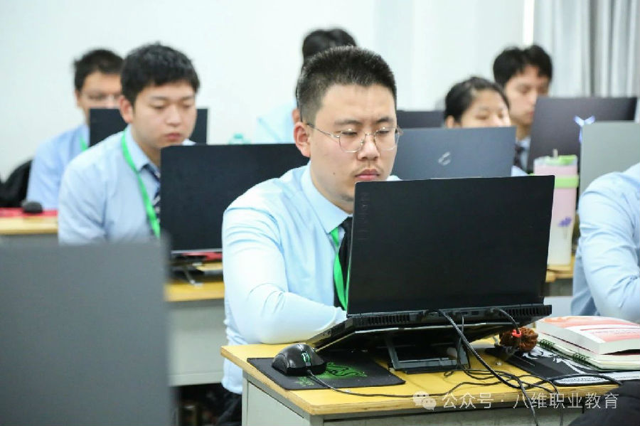 江蘇宿遷八維學(xué)校引領(lǐng)未來科技的智慧風(fēng)暴打造未來科技精英的搖籃