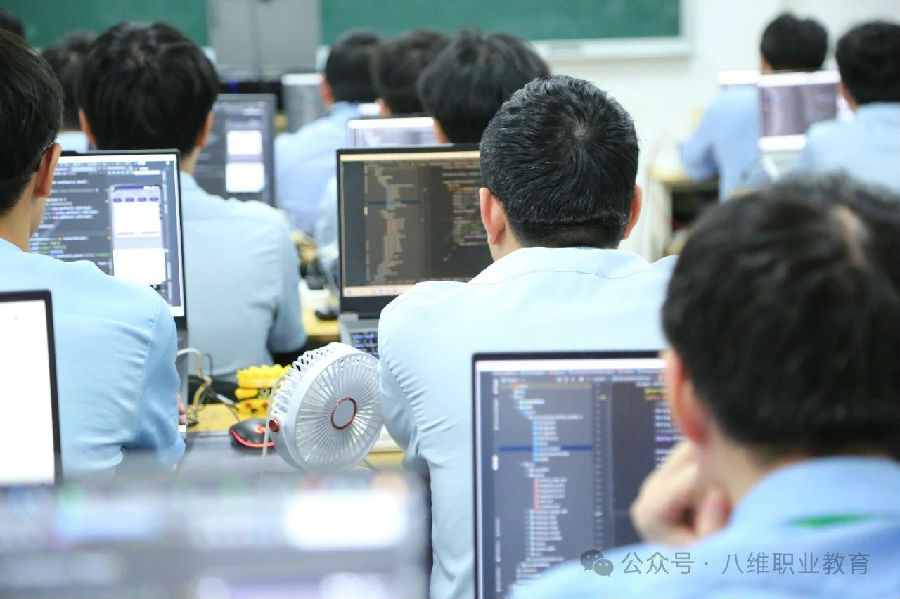 八維職業(yè)學(xué)校引領(lǐng)科技潮流新風尚賦能數(shù)字人才培養(yǎng)新時代