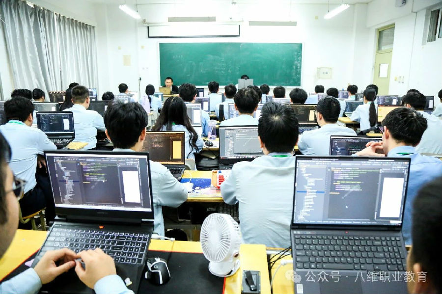 八維職業(yè)學(xué)校高質(zhì)量就業(yè)新引擎鋪就學(xué)子成功之路
