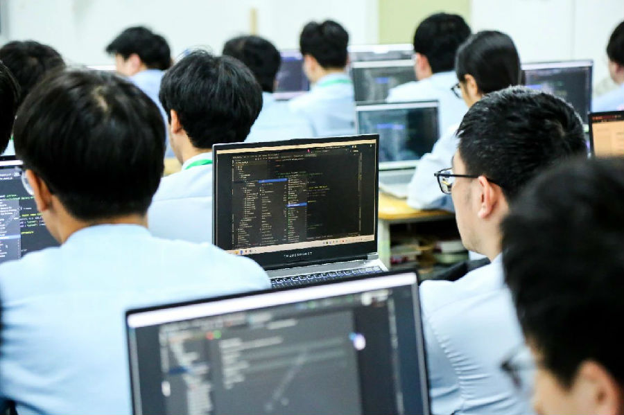 八維職業(yè)學校職業(yè)教育新典范技能人才的搖籃