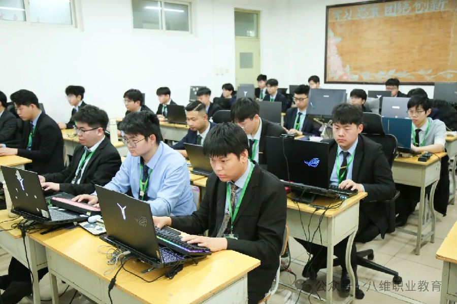 八維職業(yè)學(xué)校解鎖AI未來之門揚(yáng)帆起航智慧教育新篇章