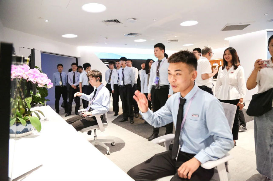 八維職業(yè)學(xué)校解鎖AI未來之門揚(yáng)帆起航智慧教育新篇章