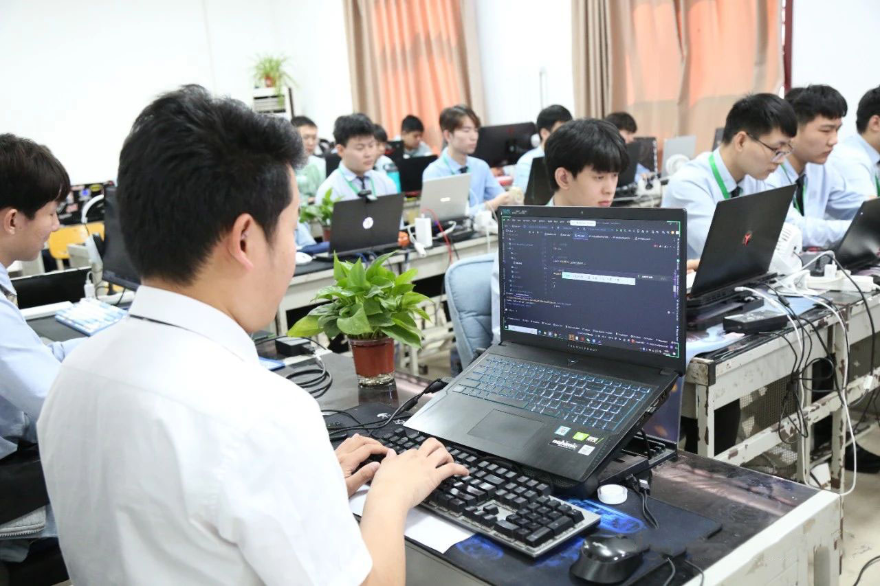八維職業(yè)學校網(wǎng)絡工程專業(yè)學子學習生活風采